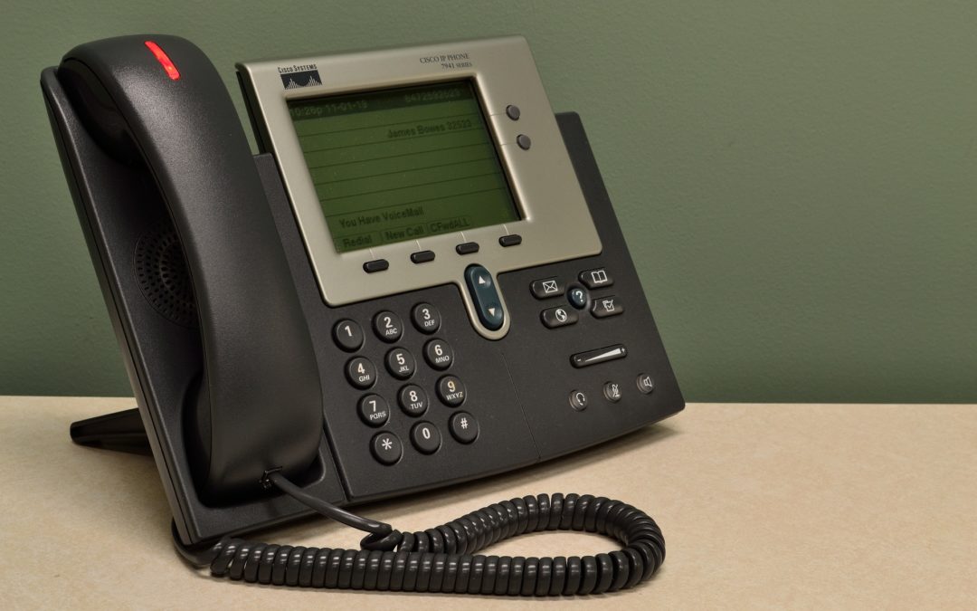 Hinweise auf Gewalt-Notruftelefone auf öffentlichen Toiletten